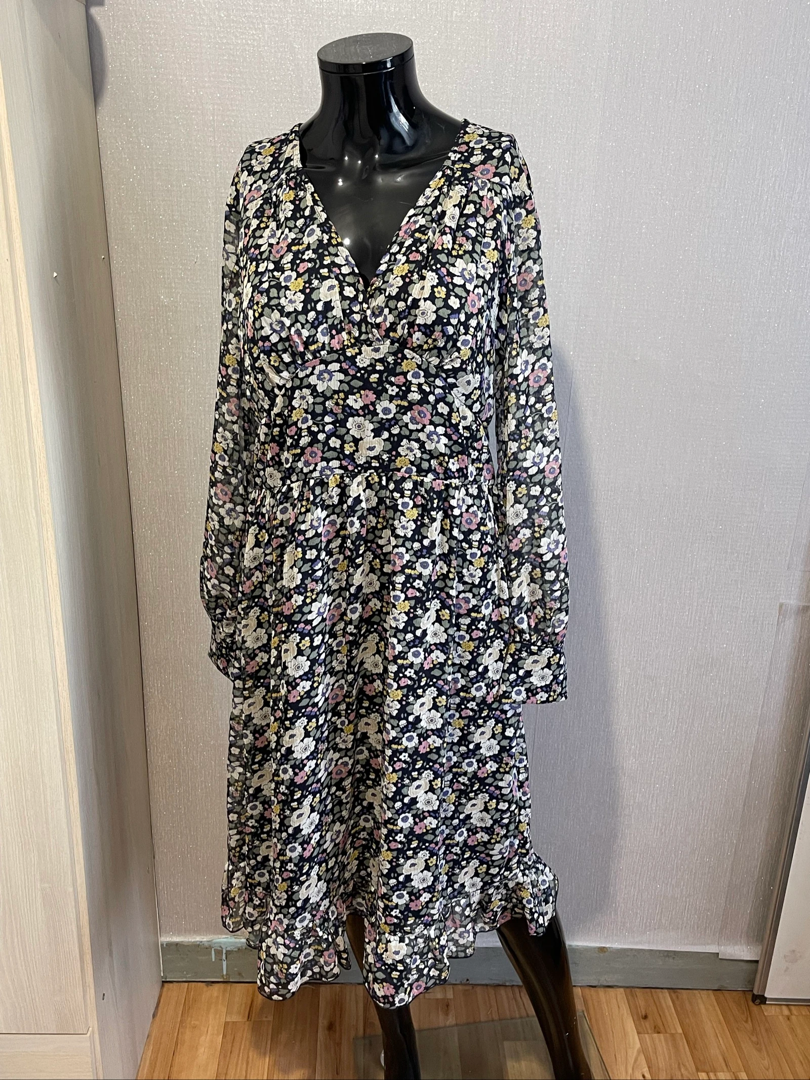 Jolie robe fleurie 100% polyester taille M 